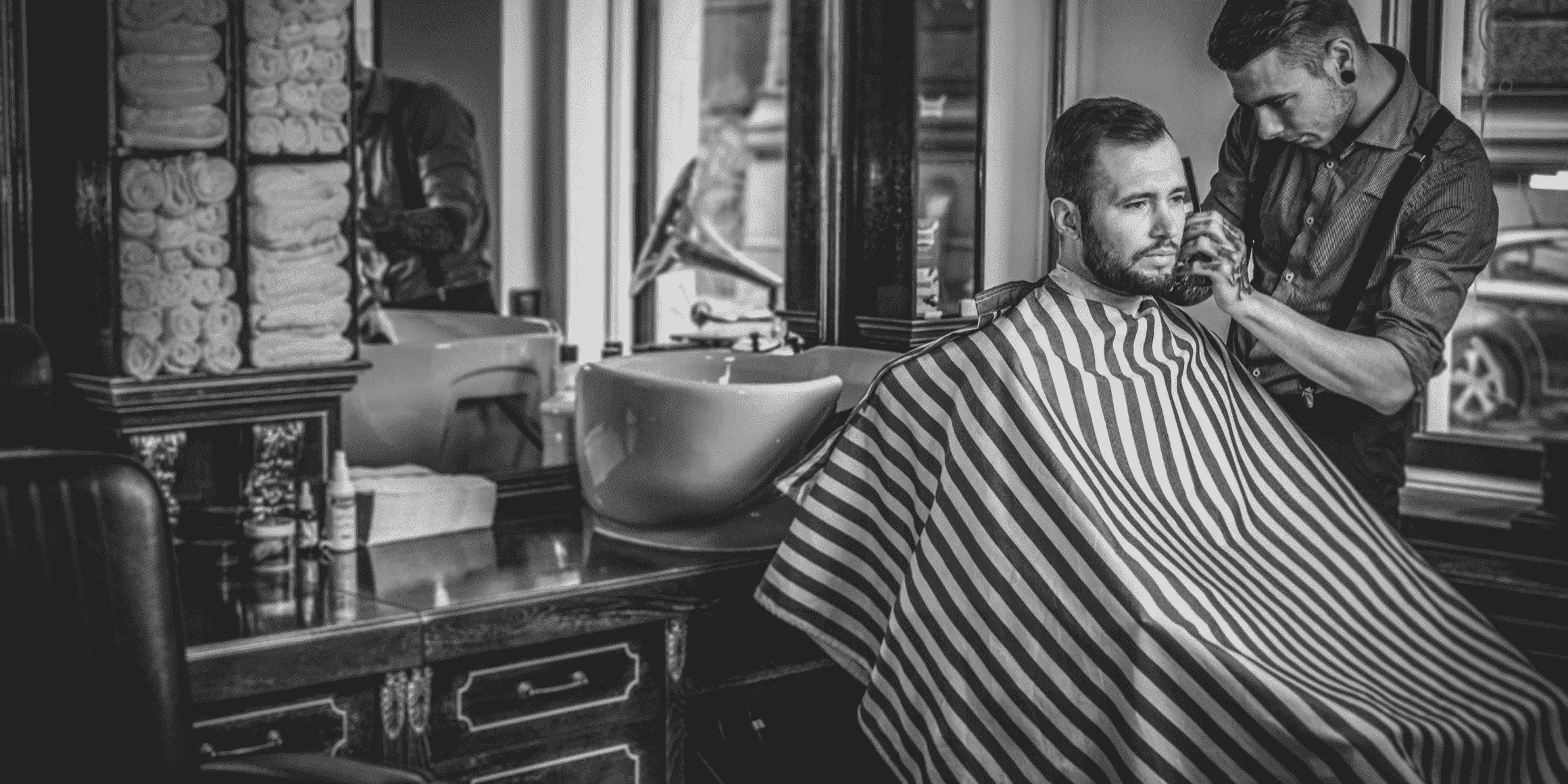 barber doing haircut at salon